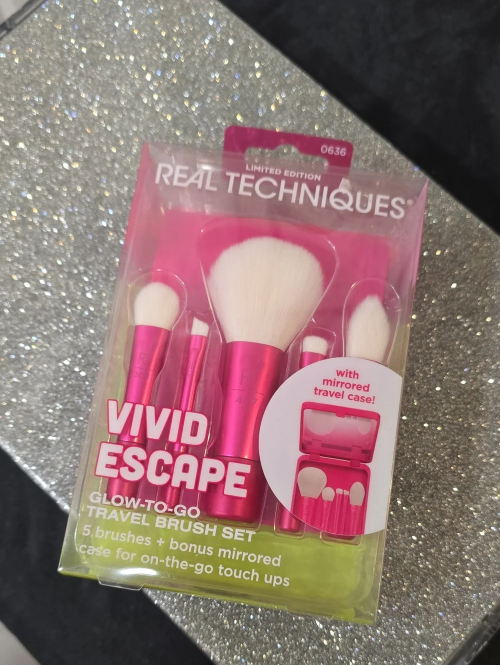 Real Techniques Vivid Escape Glow-To-Go Travel Brush Set